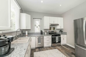 House, Multiple Beds, Patio, Garden View | Private kitchen