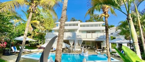 Outdoor pool, pool umbrellas, sun loungers