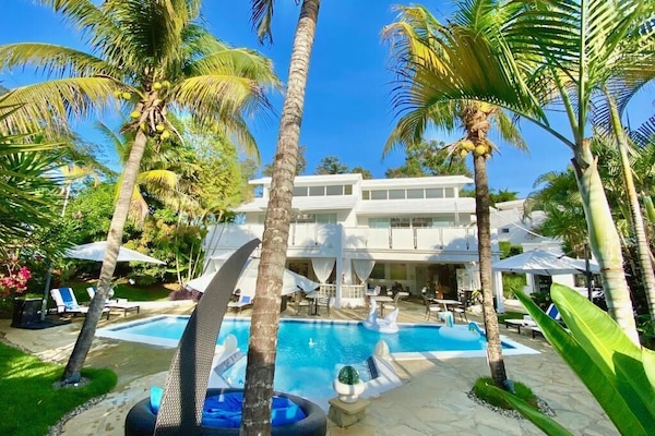 Outdoor pool, pool umbrellas, sun loungers