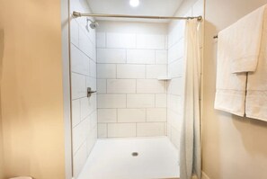Feriehus | Badeværelse | Gratis toiletartikler, hårtørrer, håndklæder, Sæbe