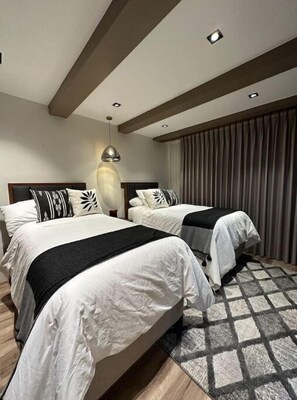 2 عدّة غرف نوم ومكواة/لوح كي وواي فاي وملاءات أسرّة