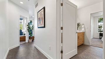 Apartemen Comfort | 2 kamar tidur, setrika/meja setrika, Wi-Fi gratis, dan seprai linen