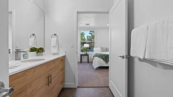 Apartemen Eksekutif | Kamar mandi | Pengering rambut dan handuk