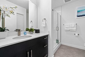 Luxury Apartment | Bathroom | Hair dryer, towels - Luxury Apartment in Salt Lake City (Salt Lake City)