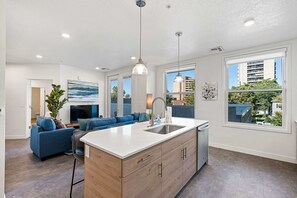Appartement Confort | Coin séjour | TV connectée