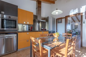 Fridge, microwave, oven, dishwasher - 3 bedroom villa with private pool (Selva)