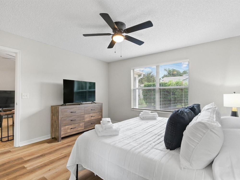 The Villages Relaxation walk to pool, Lake Sumter Square 2 MI, pet