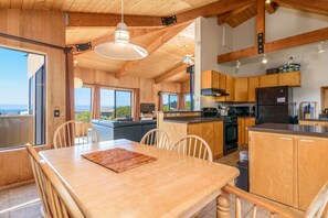 Ferienhaus, Mehrere Betten, Whirlpool, eingeschränkter Meerblick | Essbereich im Zimmer