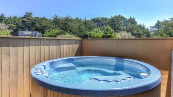 Hus - flera sängar - bubbelpool - viss havsutsikt | Bubbelpool utomhus