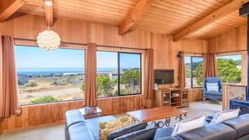 Hus - flera sängar - bubbelpool - viss havsutsikt | Vardagsrum | Tv och eldstad