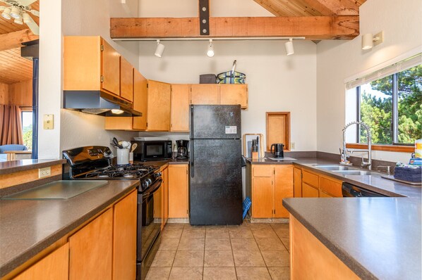 House, Multiple Beds, Hot Tub, Partial Ocean View | Private kitchen | Fridge, microwave, oven, stovetop