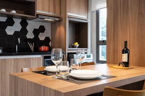 Executive-lejlighed | Privat køkken | Køleskab, mikrobølgeovn, kogeplade, espressomaskine