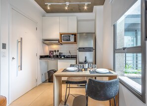 Basic Studio | Private kitchen | Fridge, microwave, stovetop, espresso maker - Next Vila Nova by Viva - Prédio Residencial moderno próximo ao Parque do Ibirapuera (São Paulo)