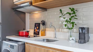 Apartemen Superior | Dapur pribadi | Lemari es, microwave, kompor, dan mesin espresso
