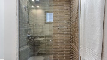 Basic Studio | Bathroom | Shower, hair dryer, towels, soap