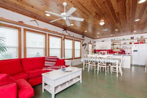 Hus, flere senger, terrasse, hageutsikt | Oppholdsområde | TV