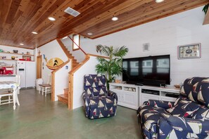 Hus, flere senger, terrasse, hageutsikt | Oppholdsområde | TV