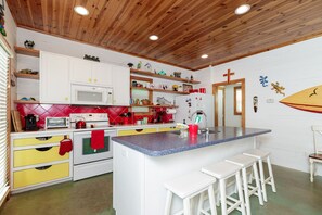 House, Multiple Beds, Patio, Garden View | Private kitchen | Fridge, microwave, oven, stovetop