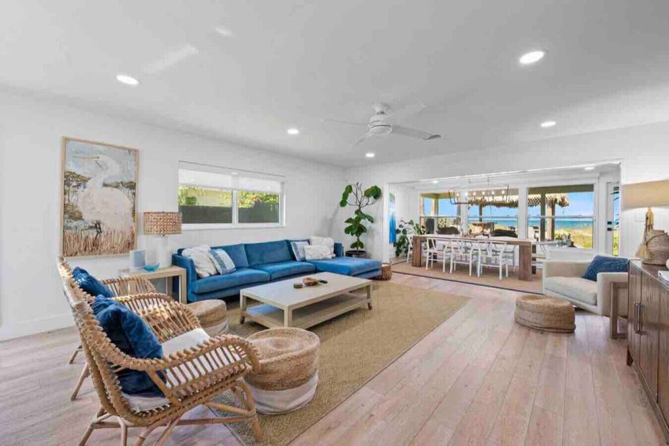 Smart TV, libri, impianto stereo, stampante