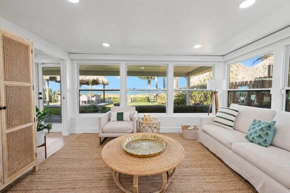 Een smart-tv, boeken, een stereo en een printer