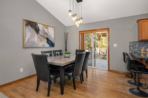 Dining - Spacious Rustic House (Spokane)