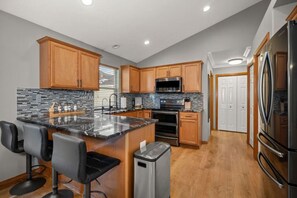 Køleskab, mikrobølgeovn, ovn, kogeplade