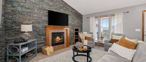 Televisión, chimenea, estéreo