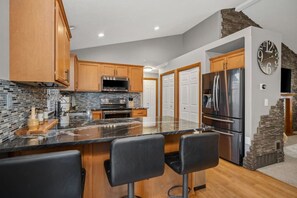 Fridge, microwave, oven, stovetop - Spacious Rustic House (Spokane)