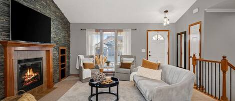 Fernseher, Kamin, Stereoanlage