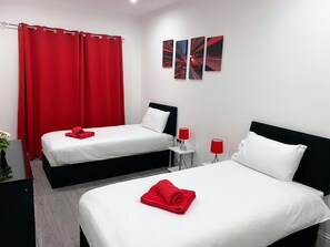 2 habitaciones, tabla de planchar con plancha, wifi y ropa de cama
