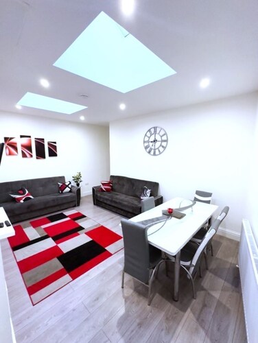 Stunning x2 bedroom apartment ** free parking and Wi-Fi