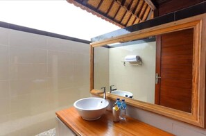 Regadera, bidet, toallas, jabón 