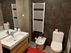 Een bad, een haardroger, handdoeken, zeep