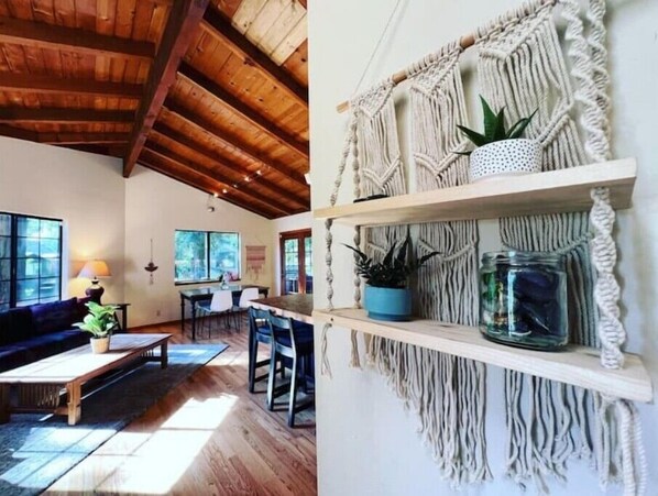 Living area - Guerneville Treehouse
(Guerneville)