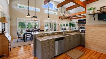House, Multiple Beds, Patio | Private kitchen | Fridge, microwave, oven, stovetop