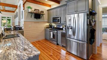 House, Multiple Beds, Patio | Private kitchen | Fridge, microwave, oven, stovetop