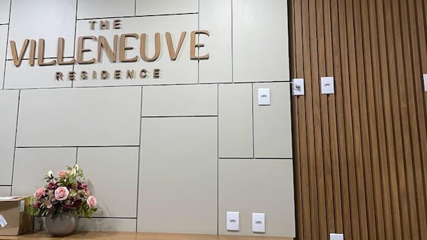 Uma mesa de recepção com uma placa que diz "The Villeneuve Residence".