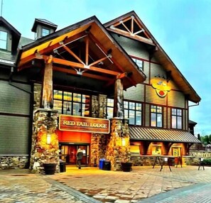 A lodge with a prominent 'Red Tail Lodge' sign, stone facade, and large windows. - ✨Cozy Mountain View Condo🏔️⭐️⭐️⭐️⭐️⭐️ (Vernon Township)
