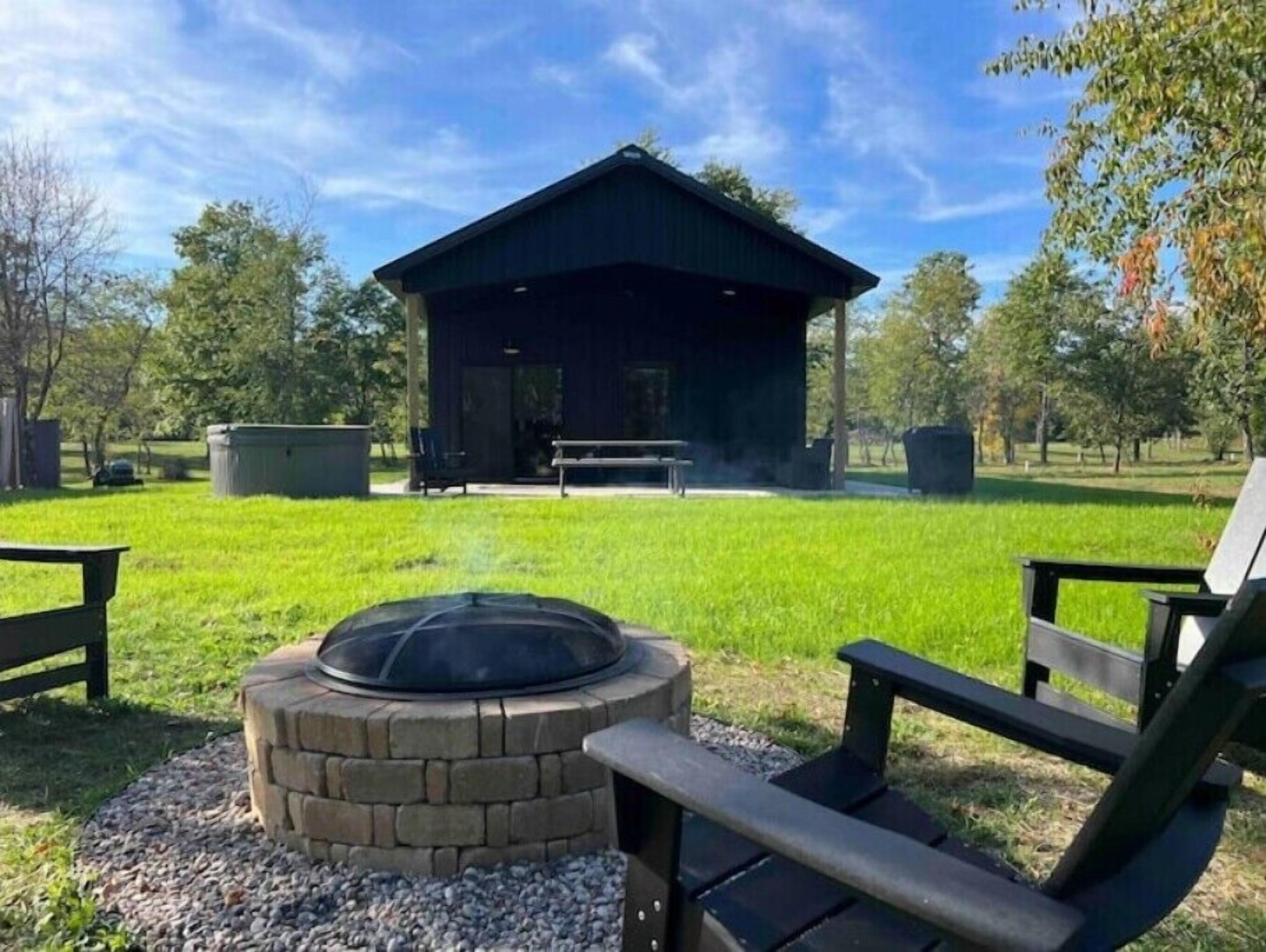 New Build! Winter Tiny Home Getaway at Timber Landing! Hot Tub & Wood Sauna