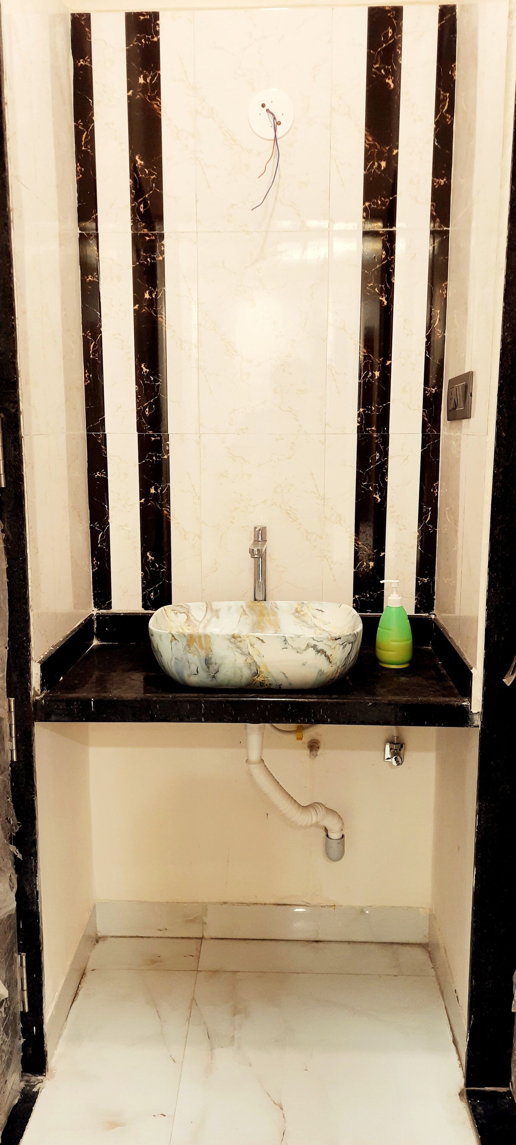 Regadera, toallas, jabón, shampoo 