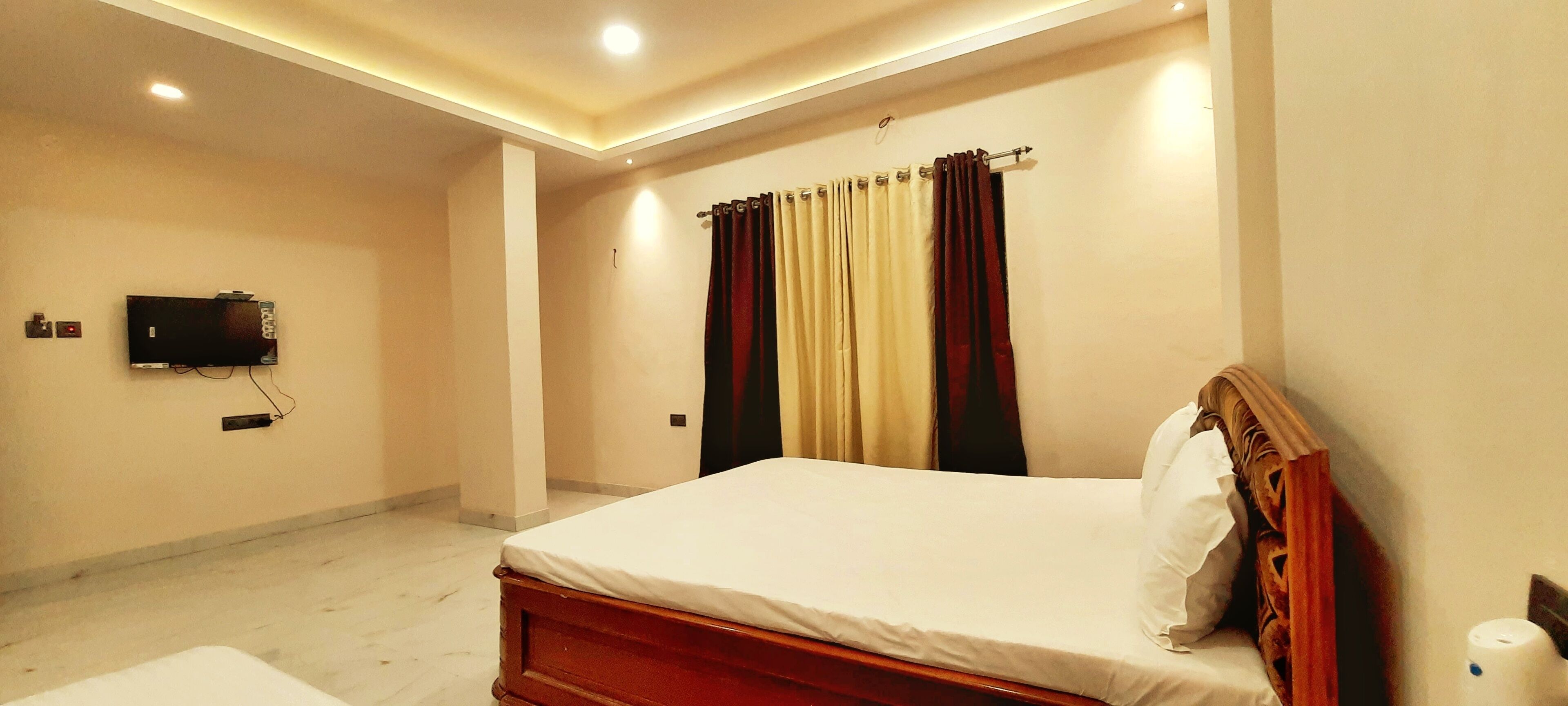 3 habitaciones, tabla de planchar con plancha y ropa de cama 