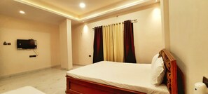 3 makuuhuonetta, silitysrauta/-lauta, vuodevaatteet