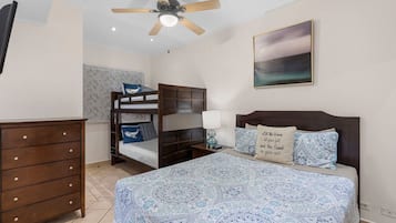 2 habitaciones, escritorio y tabla de planchar con plancha