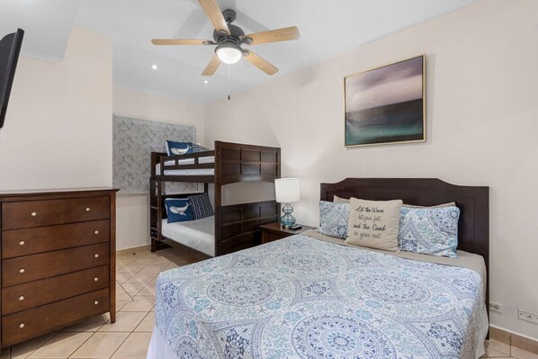 2 habitaciones, escritorio y tabla de planchar con plancha 