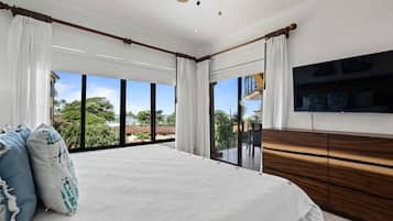 2 makuuhuonetta, työpöytä, silitysrauta/-lauta, vauvan matkasänky