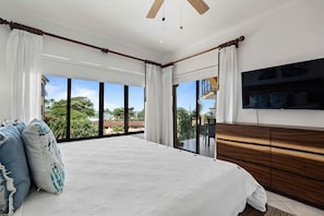 2 chambres, bureau, fer et planche Ă  repasser, lit parapluie