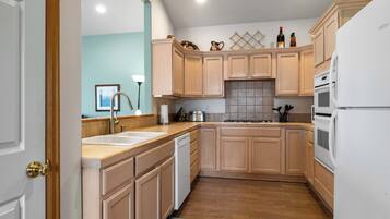 Townhome, Multiple Beds, Balcony, Garden View (Taft at Old Mill) | Private kitchen | Fridge, microwave, oven, stovetop
