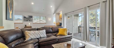 Townhome, Multiple Beds, Balcony, Garden View (Taft at Old Mill) | Living area | 42-inch flat-screen TV with digital channels, TV, fireplace
