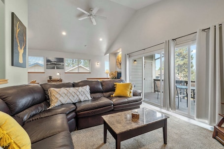 Townhome, Multiple Beds, Balcony, Garden View (Taft at Old Mill) | Living area | 42-inch flat-screen TV with digital channels, TV, fireplace