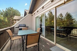 Casa de ciudad, varias camas, balcón, vista al jardín (Taft at Old Mill) | Restaurante al aire libre